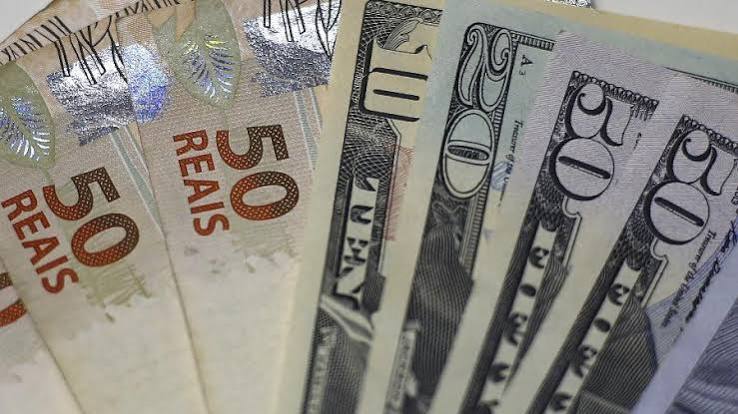 Dólar em Queda: Moeda Chega a R$ 4,97 em Meio às Expectativas Eleitorais de 2026